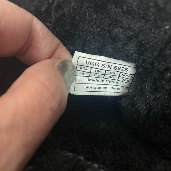 Ugg Classic Cozy Short Boot, 5825, Black, Size 9 - Picture 8 of 9